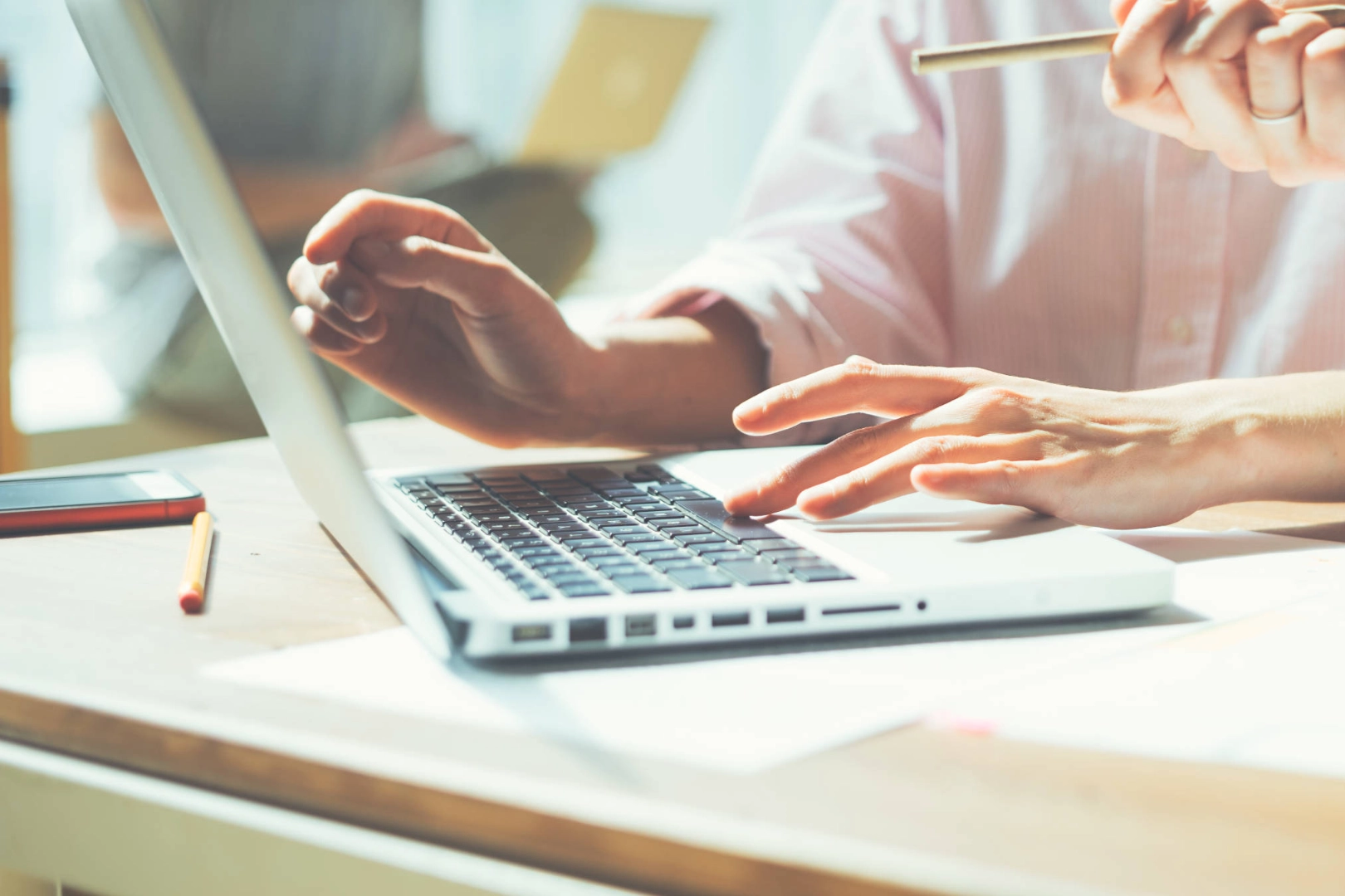 Zwei Frauen arbeiten an einem Notebook.