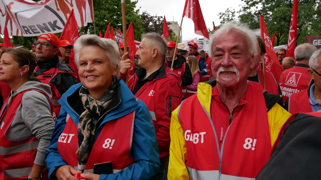 Die Allgäuer Teilnehmer*innen bei der verhandlungsbegleitenden Aktion in Nürnberg am 15.09.2022
