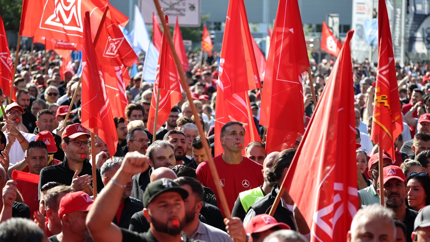 Aktionstag bei Mercedes Benz, Daimler, in Sindelfingen gegen die Angriffe auf Beschäftigten in der Automobilindustrie.