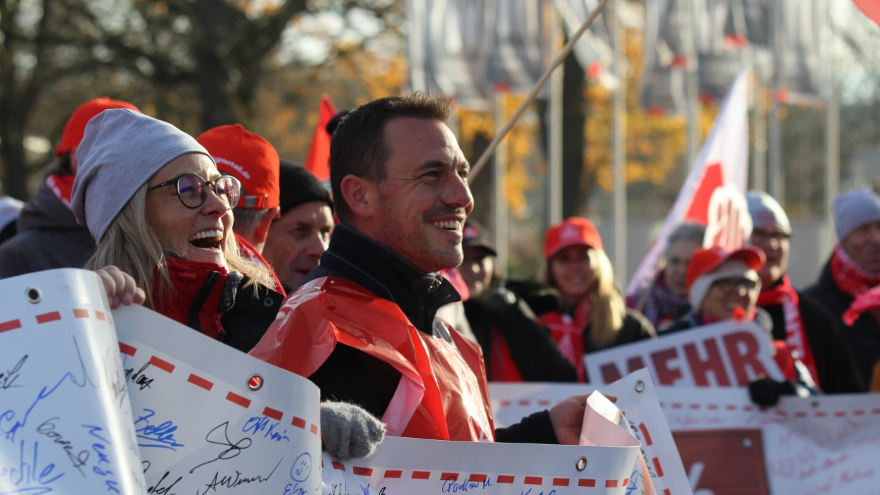 Beschäftigte demonstrieren in Bayern anlässlich der Tarifrunde Holz und Kunststoff 2025