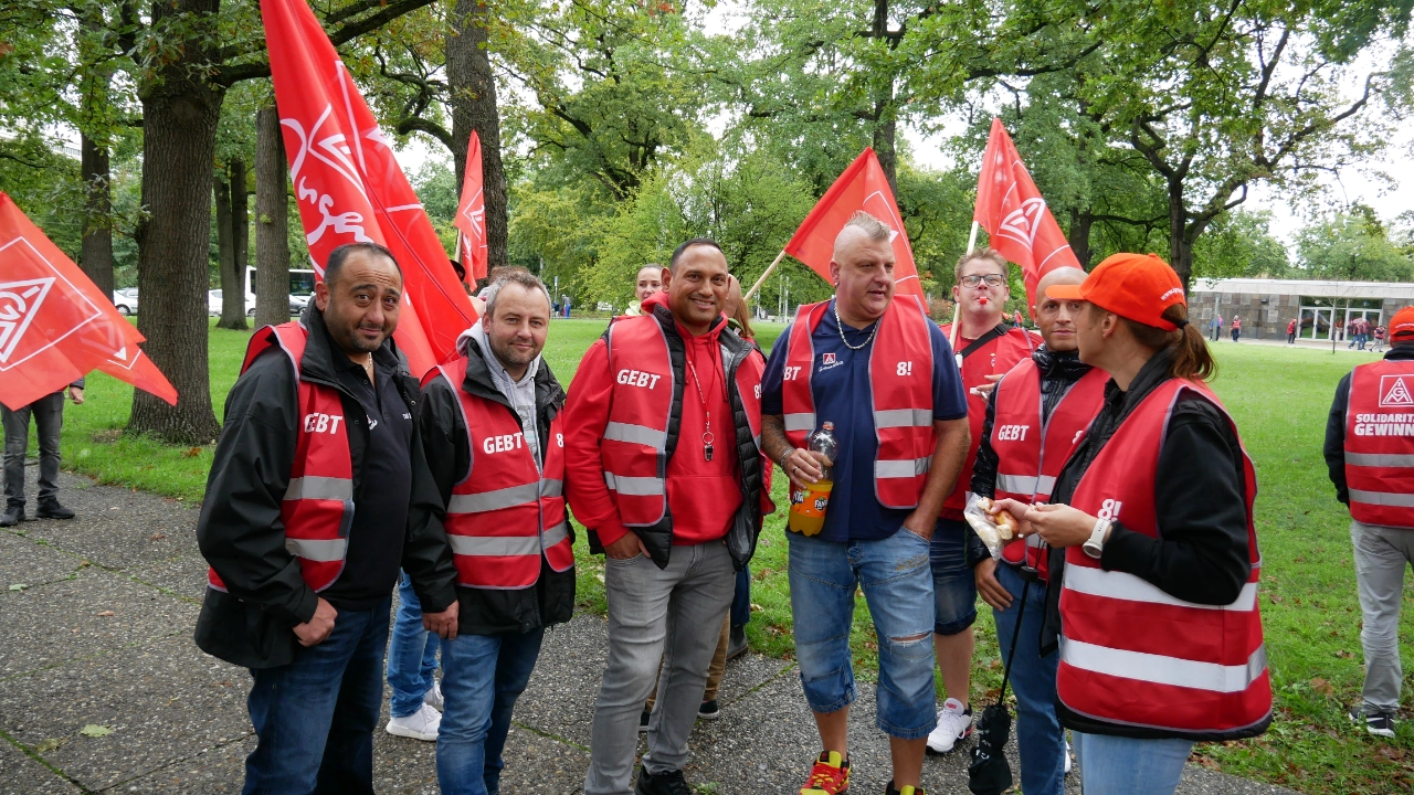 Die Allgäuer Teilnehmer*innen bei der verhandlungsbegleitenden Aktion in Nürnberg am 15.09.2022