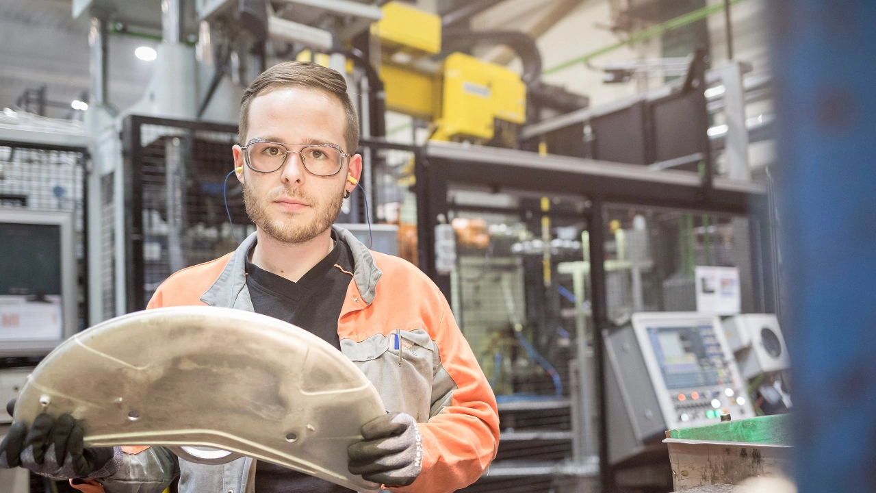 Junger Mann, Metall, Metallbranche, Betrieb, Arbeitsschutz, Arbeitskleidung, Arbeit, Job, junge Erwachsene, Beruf, Fabrik