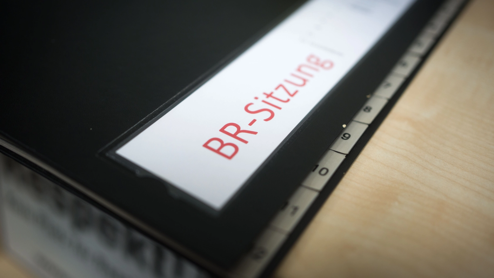 Bei der FirmaSchunk Group in Heuchelheim am 13.12.2021:  Ein Ordner mit der Aufschrift "BR-Sitzung" im Betriebsratsbüro von Schunk. Foto: Frank Rumpenhorst