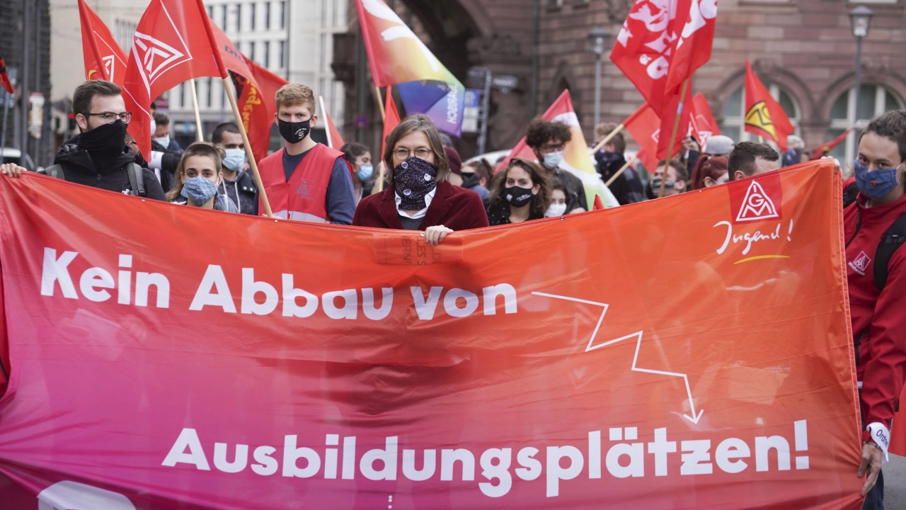 Jugend-Aktionswoche Organice: Christiane Benner demonstriert mit jungen Metallerinnen und Metallern in Frankfurt für Ausbildungsplätze