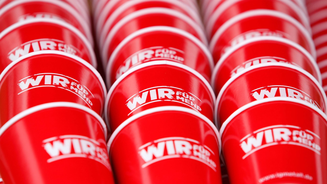 Rote Tassen mit 'WIR FÜR MEHR'-Druck.