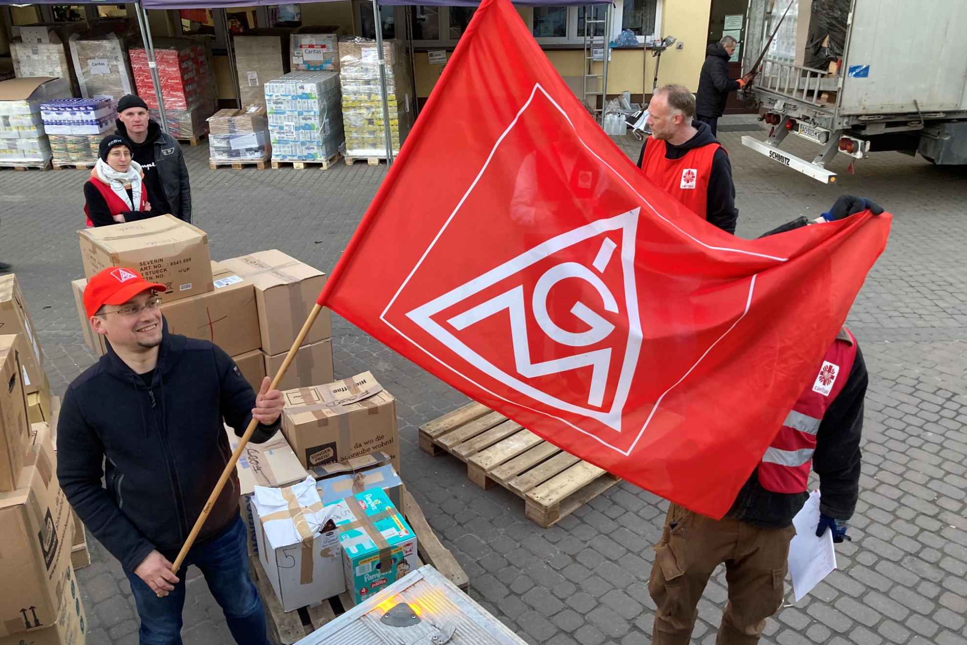 Die Betriebsrät*innen von Bosch in Blaichach haben für die Caritas in Lublin mehrere Tonnen Sachspenden gesammelt und nach Polen transportiert