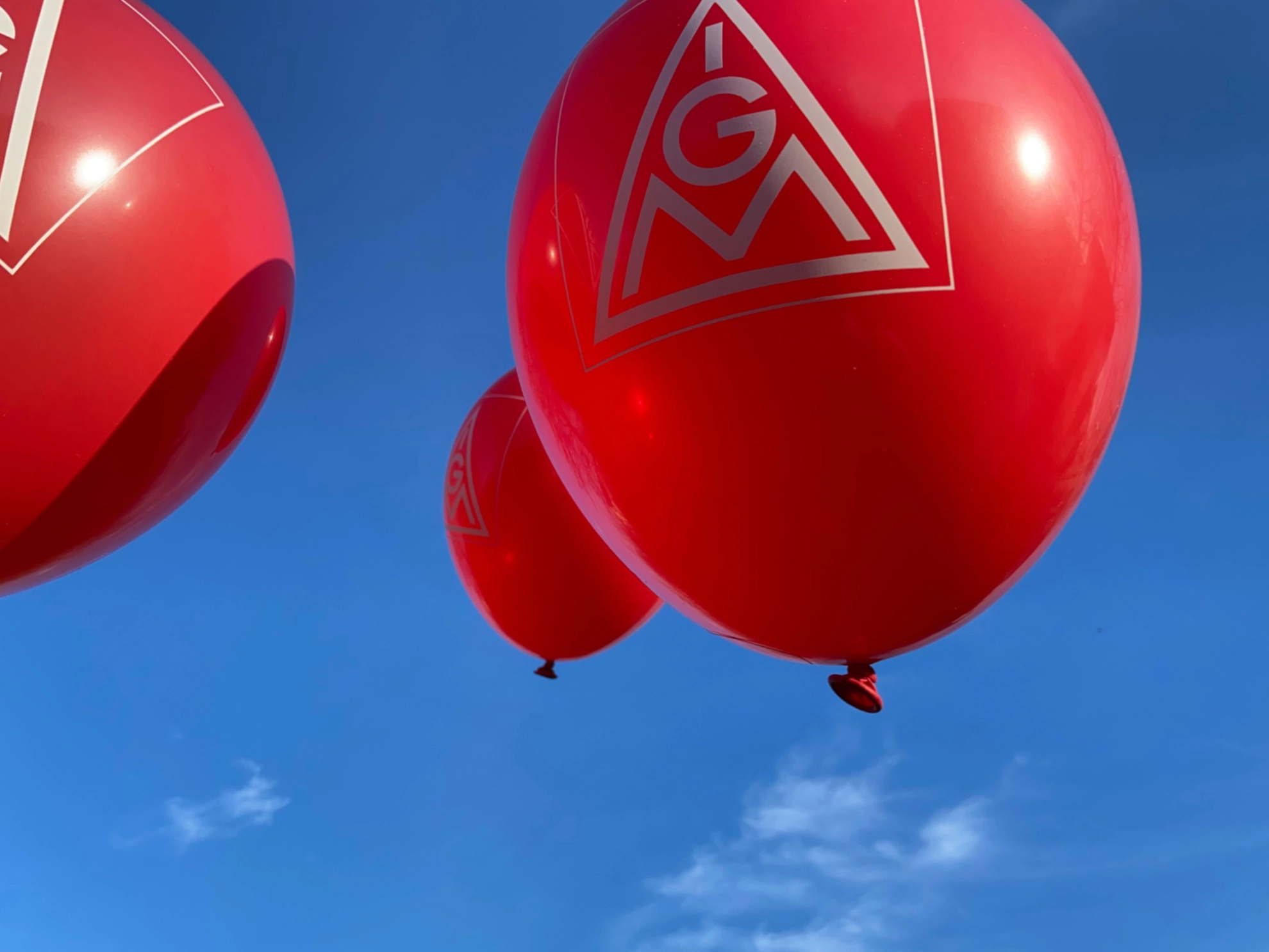 Roter IG Metall Luftballon am blauen Himmel