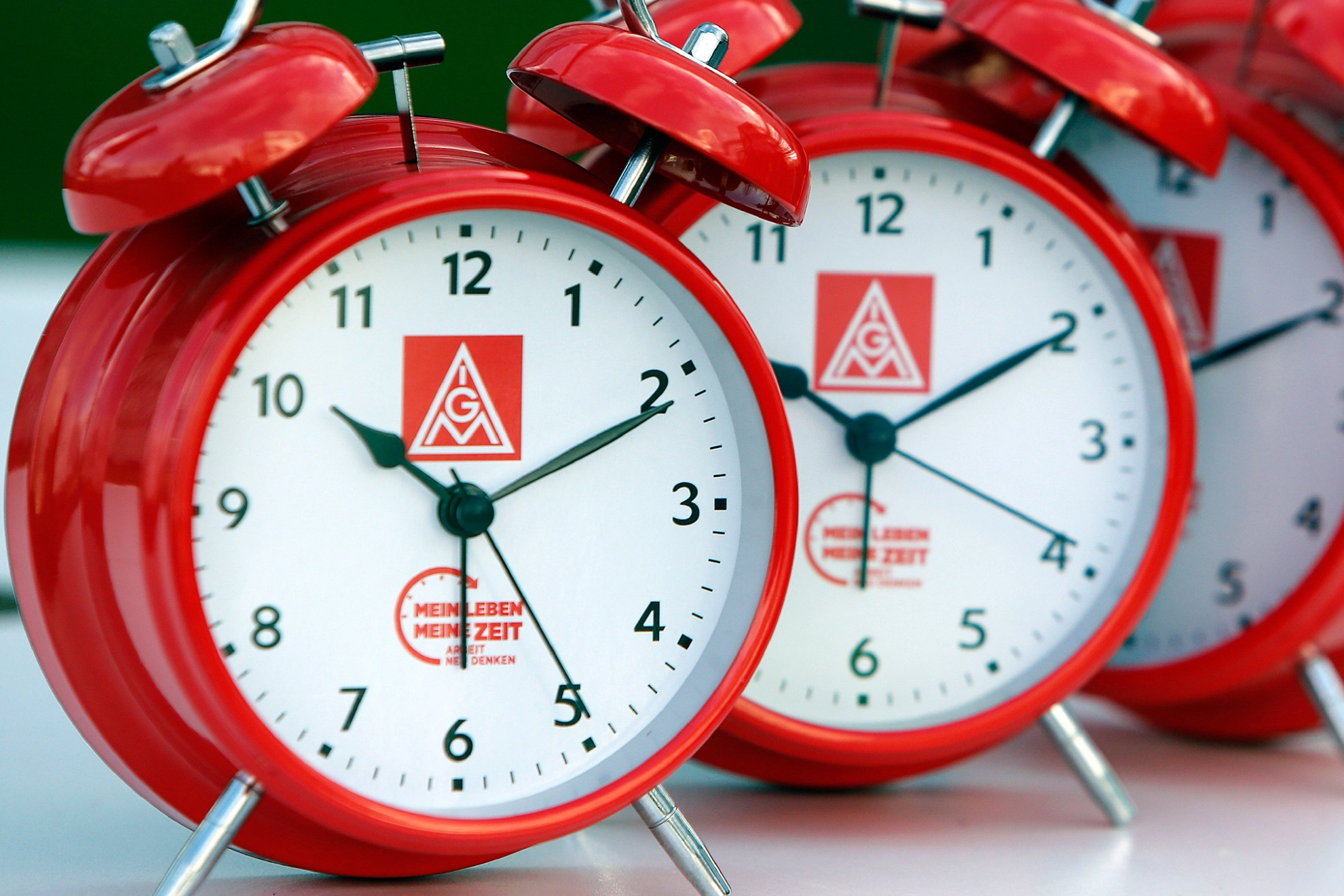 Drei IG-Metall-Wecker