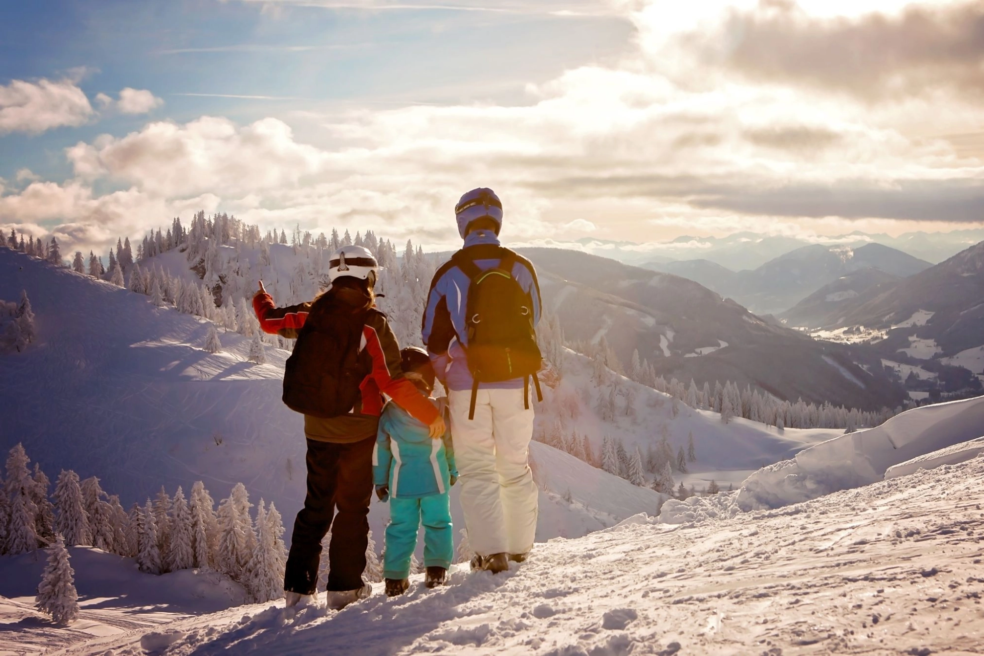 Familie im Winterurlaub in den Bergen