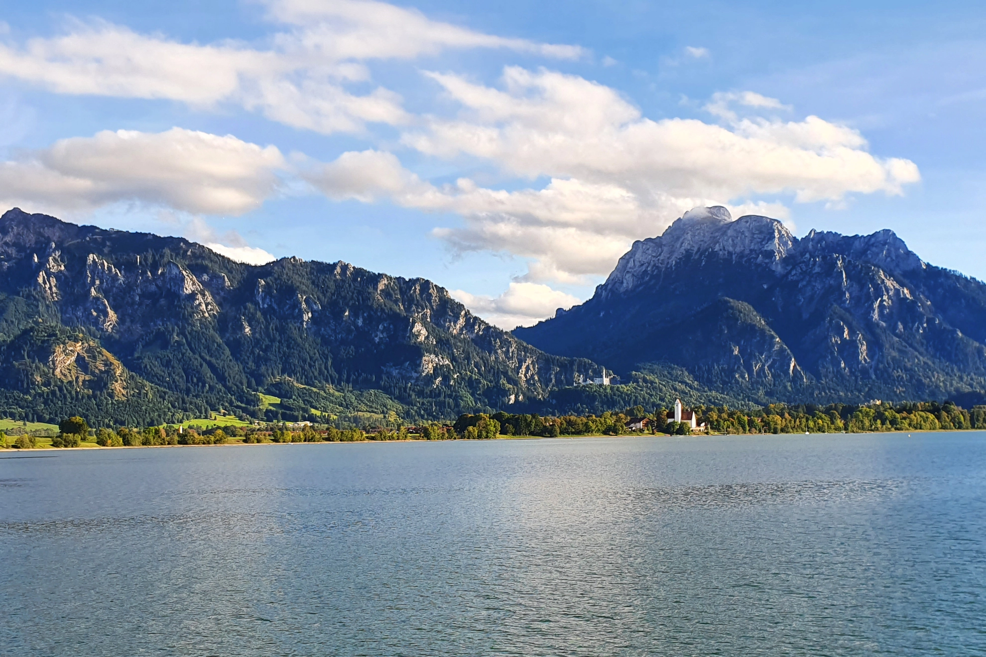 Bild vom Forgensee aus gemacht auf den Tegelberg und Neuschwanstein