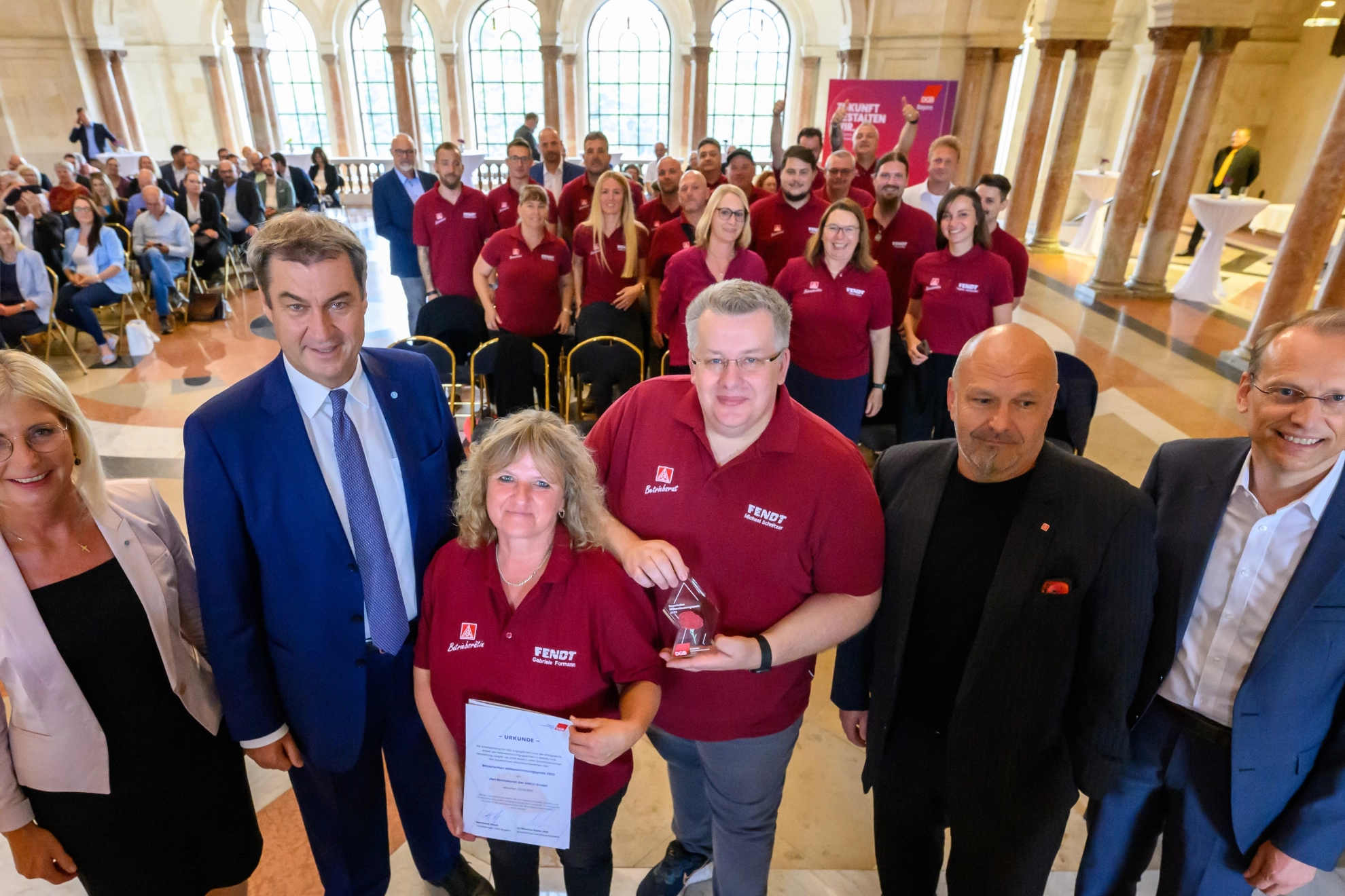 Der Betriebsrat von AGCO Fendt aus Marktoberdorf erhält für seine Zukunftsvereinbarungen den bayerischen Mitbestimmungspreis des DGB bayern von Schirmherr und Ministerpräsident Markus Söder.
