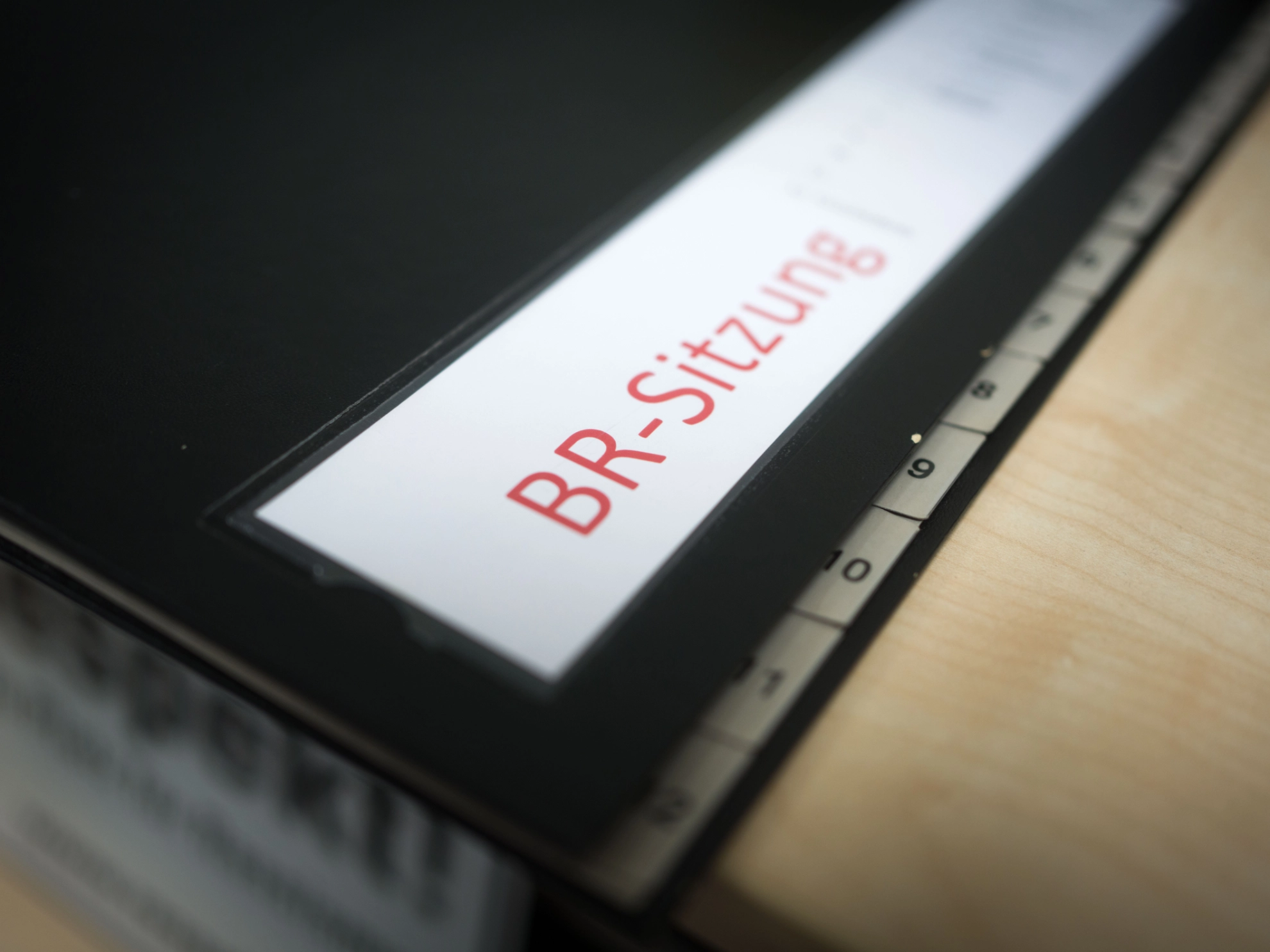 Bei der FirmaSchunk Group in Heuchelheim am 13.12.2021:  Ein Ordner mit der Aufschrift "BR-Sitzung" im Betriebsratsbüro von Schunk. Foto: Frank Rumpenhorst