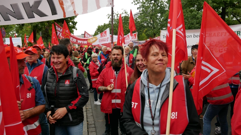 Die Allgäuer Teilnehmer*innen bei der verhandlungsbegleitenden Aktion in Nürnberg am 15.09.2022