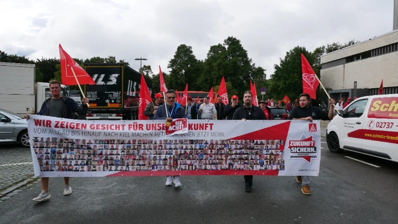 Die Allgäuer Teilnehmer*innen bei der verhandlungsbegleitenden Aktion in Nürnberg am 15.09.2022