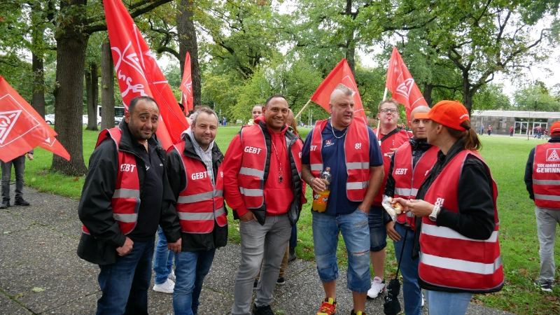 Die Allgäuer Teilnehmer*innen bei der verhandlungsbegleitenden Aktion in Nürnberg am 15.09.2022