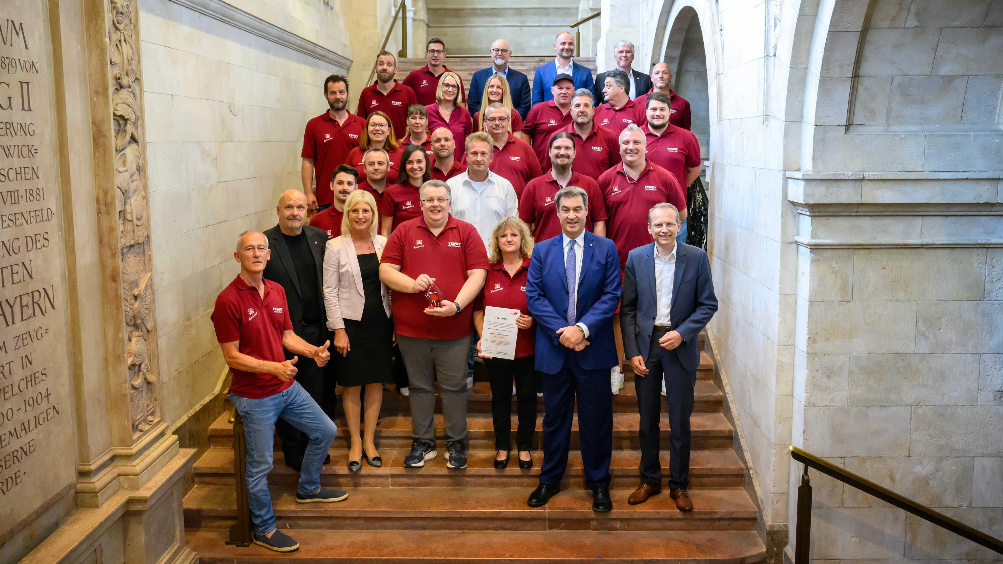 Der Betriebsrat von AGCO Fendt aus Marktoberdorf erhält für seine Zukunftsvereinbarungen den Bayerischen Mitbestimmungspreis des DGB Bayern von Schirmherr und Ministerpräsident Markus Söder.